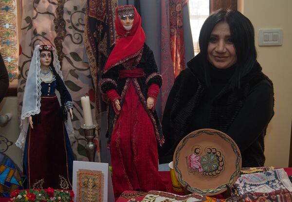 Предновогодняя ярмарка изделий ручной работы в культурном центре народного искусства Шелковый путь - Sputnik Армения