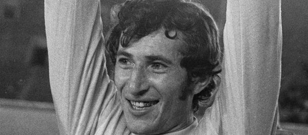 Вратарь футбольной команды Арарат (Ереван) Алеша Абрамян с завоёванным Кубком СССР по футболу (15 сентября 1975). Москвa - Sputnik Արմենիա