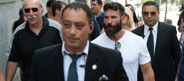 Ден Билзерян с отцом Полом Билзеряном на прогулке по городу (27 августа 2018). Еревaн Ден Билзерян с отцом Полом Билзеряном на прогулке по городу (27 августа 2018). Еревaн - Sputnik Արմենիա