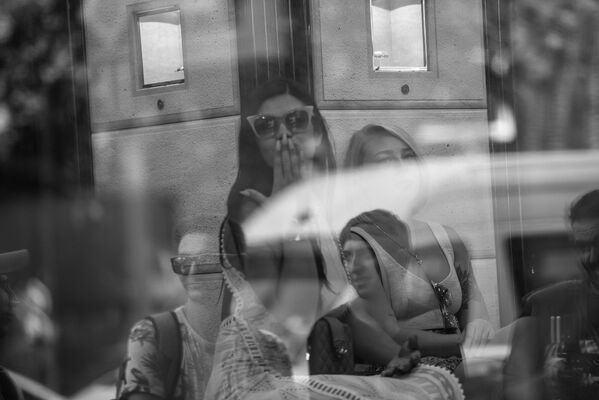 Воздушный поцелуй Сайлены Медейрос снайперу Sputnik Армения во время шоппинга в столице (27 августа 2018). Еревaн - Sputnik Армения