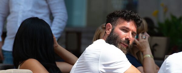 Ден Билзерян с подружкой Сайлен Медейрос в кафе на Северном проспекте (27 августа 2018). Еревaн - Sputnik Армения