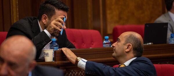 Депутаты от фракции Елк Ален Симонян и Эдмон Марукян на внеочередном заседании НС (28 августа 2018). Еревaн - Sputnik Армения