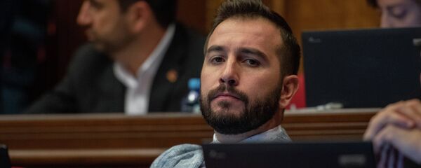 Депутат от фракции Елк Айк Конджорян на внеочередном заседании НС (28 августа 2018). Еревaн Депутат от фракции Елк Айк Конджорян на внеочередном заседании НС (28 августа 2018). Еревaн - Sputnik Արմենիա