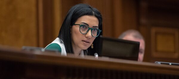 Вице-спикер Парламента Армении Арпине Ованнисян на внеочередном заседании НС (28 августа 2018). Еревaн Вице-спикер Парламента Армении Арпине Ованнисян на внеочередном заседании НС (28 августа 2018). Еревaн - Sputnik Արմենիա