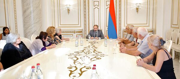 Премьер-министр Никол Пашинян принял родственников, жертв 1-го марта (29 августа 2018). Еревaн Премьер-министр Никол Пашинян принял родственников, жертв 1-го марта (29 августа 2018). Еревaн - Sputnik Армения