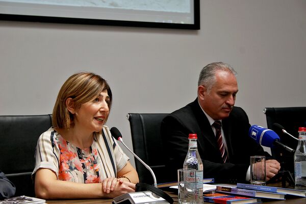 Врио директора музея-института Геноцида армян Нарине Маркарян и сирийский репатриант Джордж Барсегян во время торжественной передачи дара в музей (29 августа 2018). Еревaн - Sputnik Армения