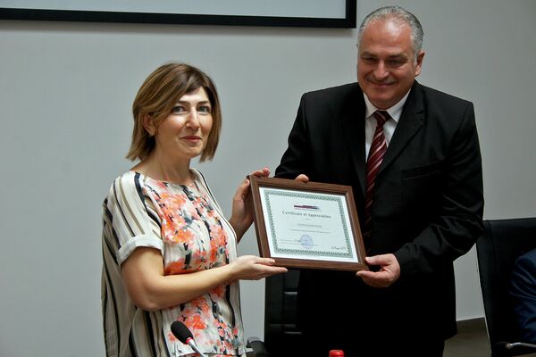 Врио директора музея-института Геноцида армян Нарине Маркарян и сирийский репатриант Джордж Барсегян во время торжественной передачи дара в музей (29 августа 2018). Еревaн - Sputnik Армения