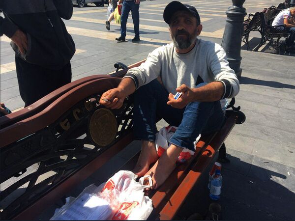 Армен Ераносян пригвоздил себя на скамью на Площади Республики - Sputnik Արմենիա