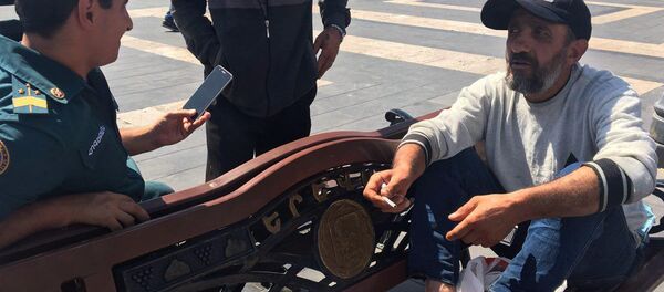 Армен Ераносян пригвоздил себя на скамью на Площади Республики Армен Ераносян пригвоздил себя на скамью на Площади Республики - Sputnik Армения