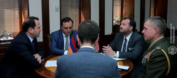 Министр обороны РА Давид Тоноян принял в АРМЕНИИ чрезвычайного и полномочного посла США Ричарда Миллса и  новоназначенного военного атташе посольства США в АРМЕНИИ, полковника Джеймса Томсона - Sputnik Արմենիա