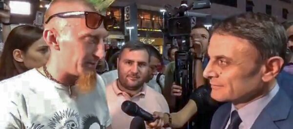 Начальник полиции Армении Валерий Осипян на Северном проспекте встретился с музыкантом Ильей Куликиным (30 августа 2018). Еревaн - Sputnik Արմենիա