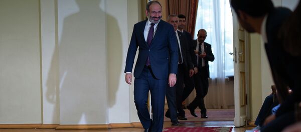 Премьер-министр Никол Пашинян перед вручением подарков детям - участникам мендународных олимпиад (31 августа 2018). Еревaн - Sputnik Արմենիա