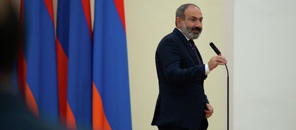 Премьер-министр Никол Пашинян перед вручением подарков детям - участникам мендународных олимпиад (31 августа 2018). Еревaн - Sputnik Армения