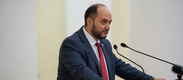 Министр образования и науки Араик Арутюнян перед вручением подарков детям - участникам мендународных олимпиад (31 августа 2018). Еревaн - Sputnik Արմենիա