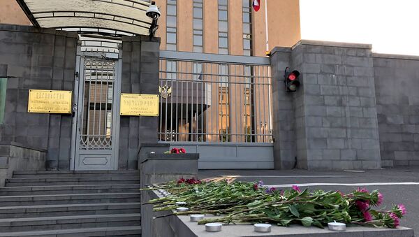 У Российского посольства в Армении возложили цветы в память об Иосифе Кобзоне (31 августа 2018). Еревaн - Sputnik Армения