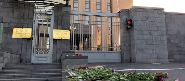 У Российского посольства в Армении возложили цветы в память об Иосифе Кобзоне (31 августа 2018). Еревaн - Sputnik Армения