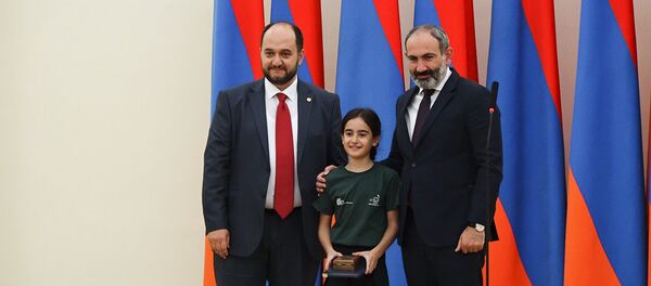 Նիկոլ Փաշինյանը հյուրընկալել է «Կենգուրու-2018» և «Մեղու-2017» մրցույթներում լավագույն արդյունք արձանագրած աշակերտներին Նիկոլ Փաշինյանը հյուրընկալել է «Կենգուրու-2018» և «Մեղու-2017» մրցույթներում լավագույն արդյունք արձանագրած աշակերտներին - Sputnik Արմենիա