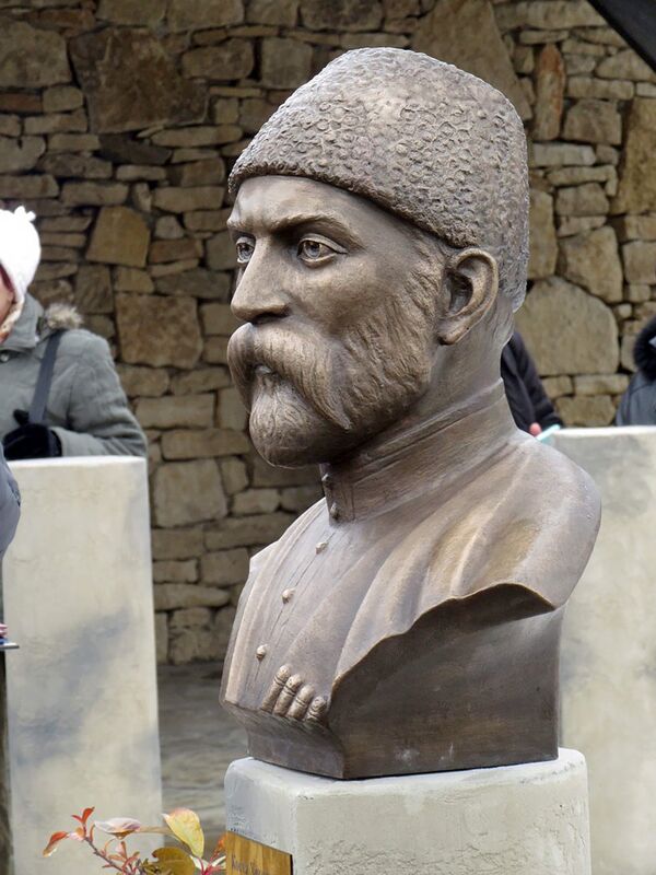Бюст осетинского писателя Косты Хетагурова во Дворе Кириллицы. Город Плиска, Болгария - Sputnik Армения