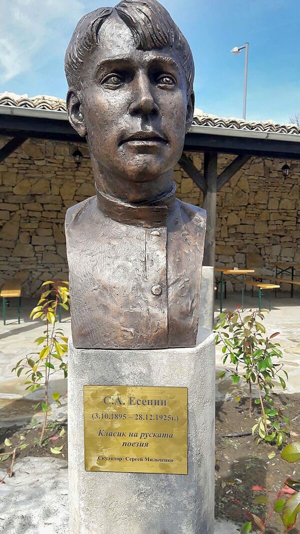 Бюст русского поэта Сергея Есенина во Дворе Кириллицы. Город Плиска, Болгария Бюст русского поэта Сергея Есенина во Дворе Кириллицы. Город Плиска, Болгария - Sputnik Արմենիա
