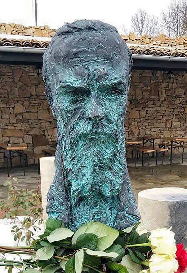 Бюст русского писателя Федора Достоевского во Дворе Кириллицы. Город Плиска, Болгария Бюст русского писателя Федора Достоевского во Дворе Кириллицы. Город Плиска, Болгария - Sputnik Արմենիա