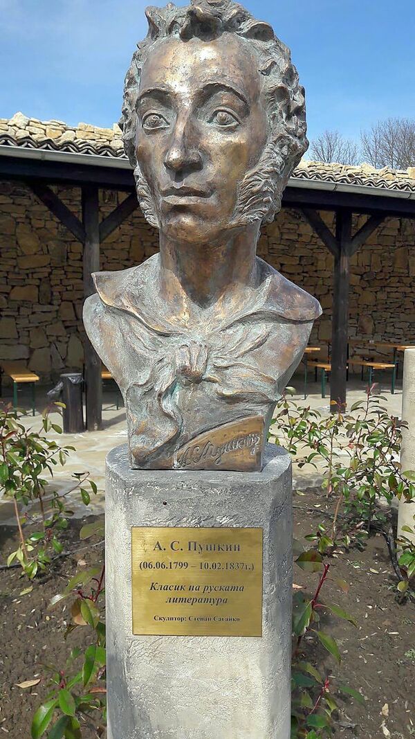 Бюст Александра Сергеевича Пушкина во Дворе Кириллицы. Город Плиска, Болгария Бюст Александра Сергеевича Пушкина во Дворе Кириллицы. Город Плиска, Болгария - Sputnik Արմենիա