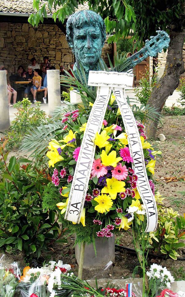 Бюст Владимира Высоцкого во Дворе Кириллицы. Город Плиска, Болгария Бюст Владимира Высоцкого во Дворе Кириллицы. Город Плиска, Болгария - Sputnik Արմենիա