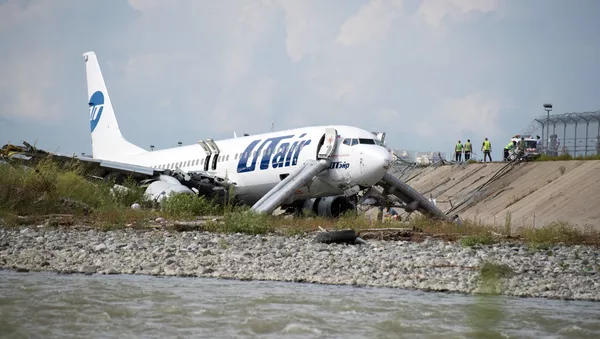 Совершивший аварийную посадку самолет Boeing 737-800 авиакомпаниии Utair (1 сентября 2018). Сочи