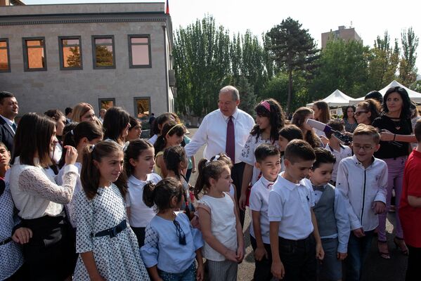 Գիտելիքի օրվա կապակցությամբ նախագահական նստավայրում հյուրընկալվել էին երեխաները։ - Sputnik Արմենիա