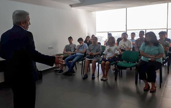 Министр финансов Армении Атом Джанджугазян провел открытый урок в Британской международной школе в Армении (1 сентября 2018). Еревaн Министр финансов Армении Атом Джанджугазян провел открытый урок в Британской международной школе в Армении (1 сентября 2018). Еревaн - Sputnik Արմենիա