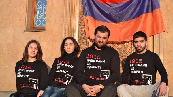 Иерей Ваграм Казарян с членами армянской общины Украины - Sputnik Արմենիա