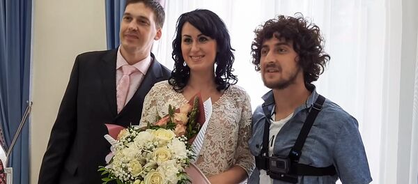 Полузащитник казанской команды Хорен Байрамян сделал сюрприз для болельщицы и приехал к ней на свадьбу - Sputnik Армения