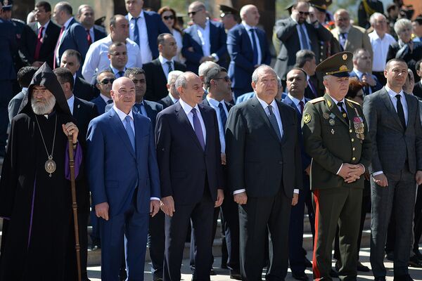 Президенты Армении и Арцаха отдали дань памяти героям в мемориальном комплексе Степанакерта - Sputnik Армения