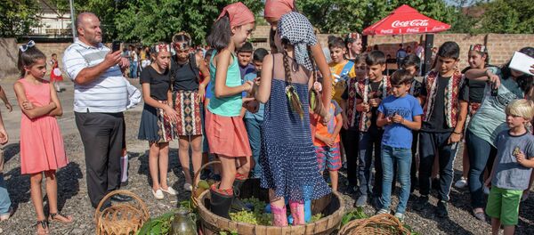 Աշտարակում անցկացվեց գինու առաջին փառատոնը Աշտարակում անցկացվեց գինու առաջին փառատոնը - Sputnik Արմենիա