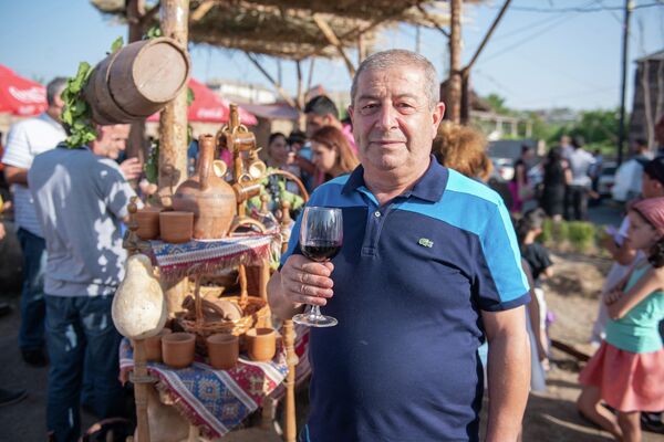 Винодел Грайр Хачатрян на фестивале вина и культуры в Аштараке - Sputnik Армения