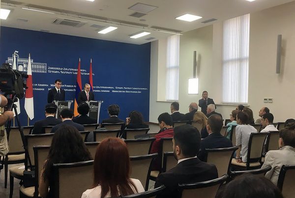 Совместная пресс-конференция глав МИД Армении и Японии Зограба Мнацаканяна и Таро Коно (3 сентября 2018). Еревaн - Sputnik Արմենիա