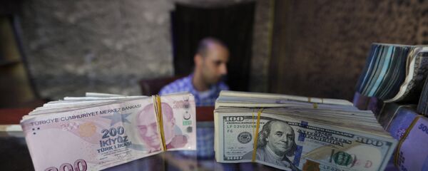 Турецкие лиры и доллары США в пункте обмена валюты - Sputnik Армения