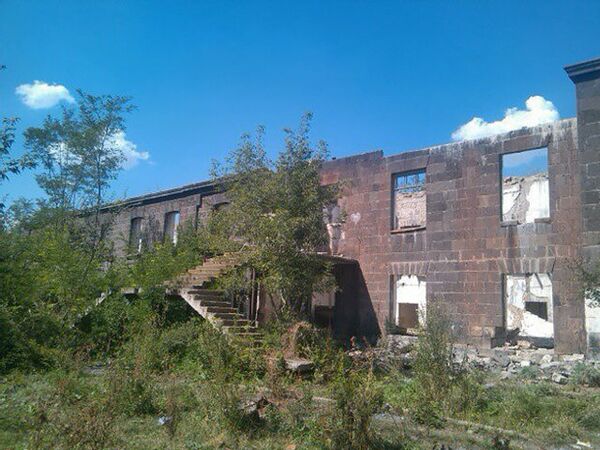 Полуразрушенное здание бывшего военного госпиталя в квартале Северский, Гюмри - Sputnik Армения