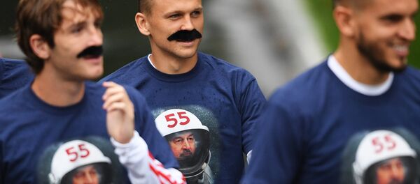 Игроки сборной России по футболу с наклеенными усами по случаю дня рождения главного тренера команды Станислава Черчесова перед началом тренировки перед матчем Лиги Наций (3 сентября 2018). Москвa - Sputnik Армения