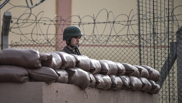 Турецкий солдат стоит на страже у входа в судебно-тюремный комплекс Алиага во время суда над пастором Эндрю Брансоном, обвиняемым в пособничестве террористическим группам, (16 апреля 2018). Алиагa - Sputnik Արմենիա