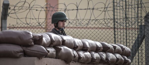 Турецкий солдат стоит на страже у входа в судебно-тюремный комплекс Алиага во время суда над пастором Эндрю Брансоном, обвиняемым в пособничестве террористическим группам (16 апреля 2018). Алиагa - Sputnik Армения