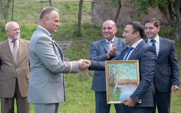 Директор школы села Фиолетово Арам Казарян подарил ген.директору ЮКЖД Сергею Валько картину Директор школы села Фиолетово Арам Казарян подарил ген.директору ЮКЖД Сергею Валько картину - Sputnik Армения