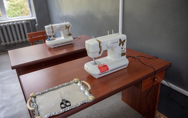 Швейные машинки в кабинете трудового обучения села Фиолетово, Лори - Sputnik Армения