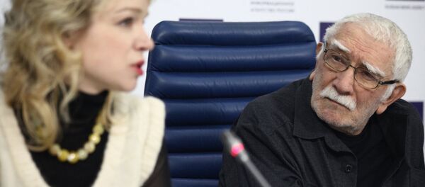 Армен Джигарханян и Виталина Цымбалюк-Романовская на пресс-конференции Театр Армена Джигарханяна: новые лица и премьеры театрального сезона (11 ноября 2016). Москвa - Sputnik Армения