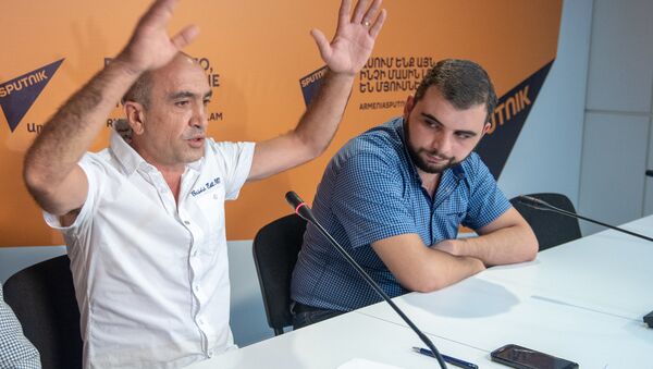Гагик Симонян и Гурген Рустамян на пресс-конференции Скандал в армянском футболе, о котором боялись говорить больше двух лет - Sputnik Արմենիա