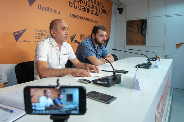 Гагик Симонян и Гурген Рустамян на пресс-конференции Скандал в армянском футболе, о котором боялись говорить больше двух лет - Sputnik Армения