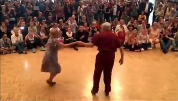Зажигательный танец бабушки и дедушки - Sputnik Армения