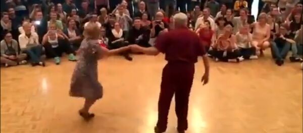 Зажигательный танец бабушки и дедушки - Sputnik Армения