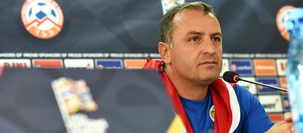 Главный тренер сборной Армении по футболу Вардан Минасян на пресс-конференции (5 сентября 2018). Еревaн Главный тренер сборной Армении по футболу Вардан Минасян на пресс-конференции (5 сентября 2018). Еревaн - Sputnik Արմենիա