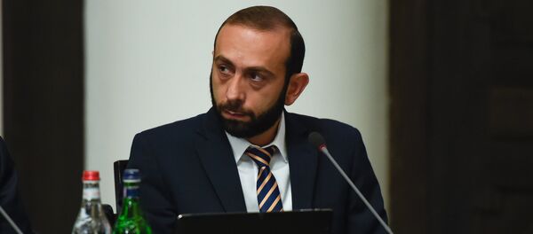 Первый вице-премер министр Армении Арарат Мирзоян на заседании правительства (6 сентября 2018). Еревaн Первый вице-премер министр Армении Арарат Мирзоян на заседании правительства (6 сентября 2018). Еревaн - Sputnik Արմենիա