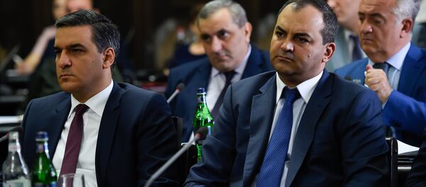 Генеральный прокурор Армении Артур Давтян и омбудсмен Арман Татоян на заседании правительства Армении (6 сентября 2018). Еревaн Генеральный прокурор Армении Артур Давтян и омбудсмен Арман Татоян на заседании правительства Армении (6 сентября 2018). Еревaн - Sputnik Արմենիա